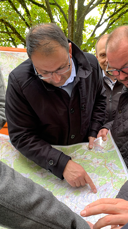 Kartenvorstellung an der Alexandrinenhütte bei Meeder StS Martin Schöffel blickt auf eine Landkarte